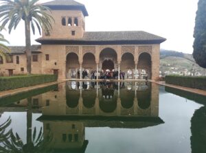 LA RED COMARCAL DE CLUBES DE LECTURA DE EL CONDADO DE JAÉN VISITA LA ALHAMBRA DE GRANADA.